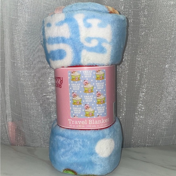 New Strawberry Shortcake 40" x 50" Blue Treat Yoursel Travel Throw Plush Blanket - Picture 2 of 2